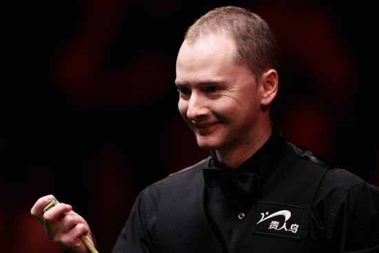 在尝试将球 在尝试将球